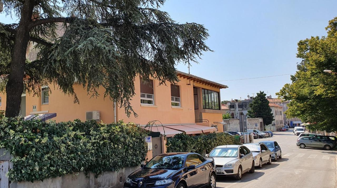 Colosseum Garden Studio Apartments Пула Экстерьер фото